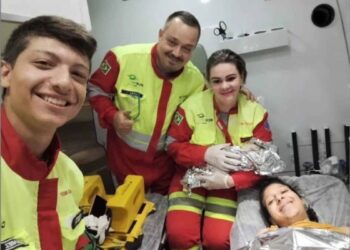 Parto surpresa na BR-101: bebê nasce em ambulância e emociona equipe de resgate - Foto: Reprodução