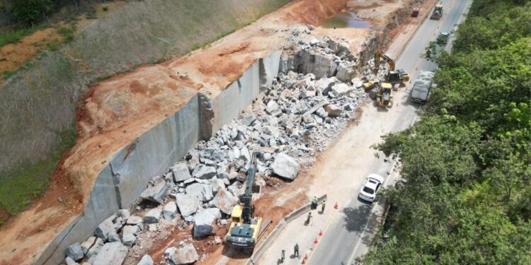 Interdição BR-101 Serra: detonação de rochas para duplicação da rodovia - Foto: Divulgação / Ecovias 101