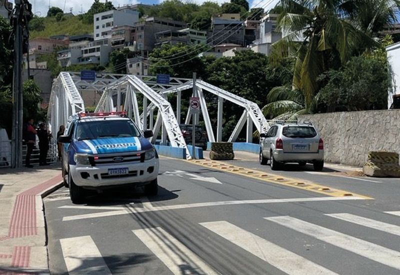 Colatina: prefeitura bloqueia acesso de caminhões à Ponte do Irajá por segurança - Foto: PMC