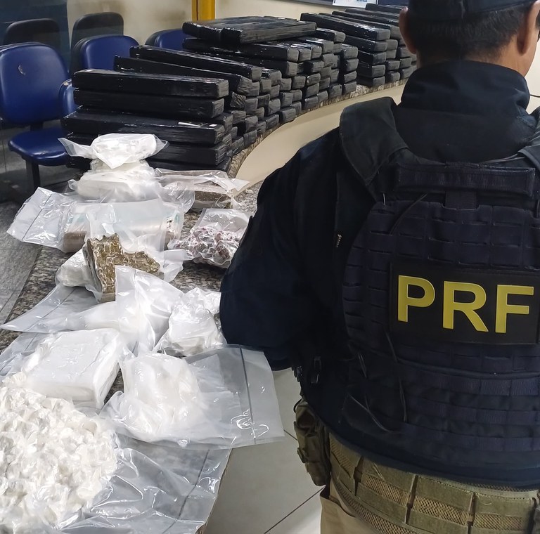PRF flagra dupla com carga de maconha e cocaína na BR-101 - Foto: PRF/Divulgação