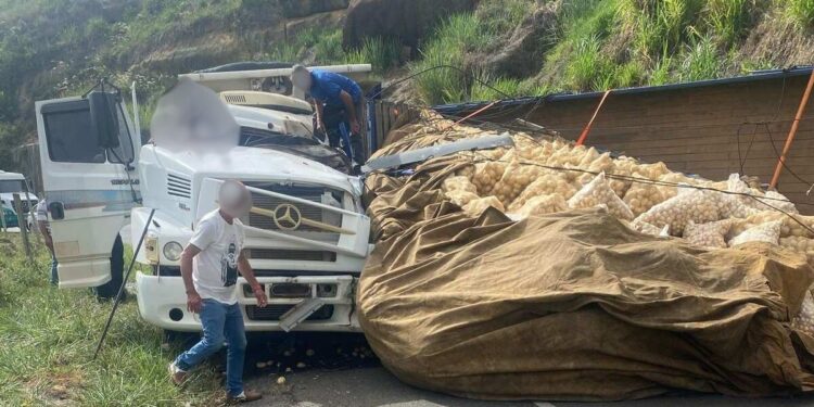 Acidente entre carretas na ES-466 mata motorista e deixa ferido em Colatina - Foto: Rede Social