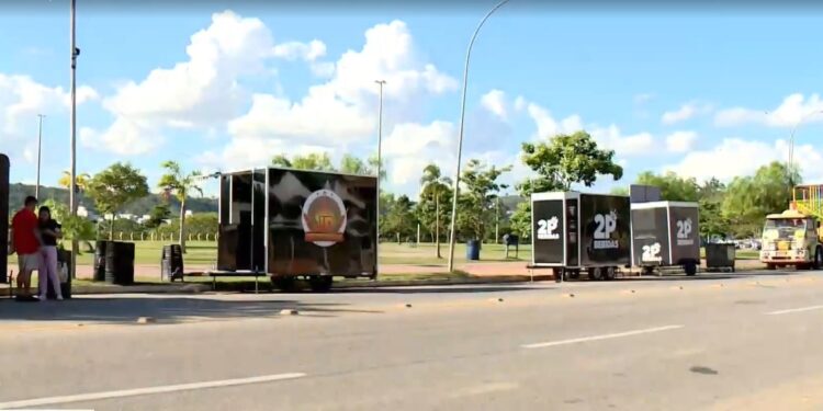 Colatina: food trucks e ambulantes da Beira Rio retornam temporariamente após notificação do MP - Foto: Reprodução