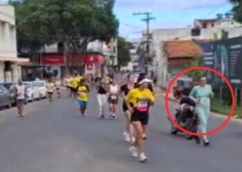 Motociclista sem capacete atropela corredora durante prova em Nova Venécia - Foto: Reprodução