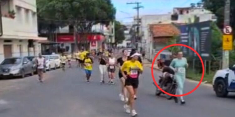 Motociclista sem capacete atropela corredora durante prova em Nova Venécia - Foto: Reprodução