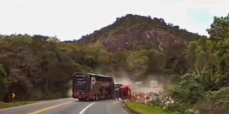 Tragédia na BR-101: 3 mortos em colisão em Anchieta (ES) - Imagens impactantes do acidente - Foto: Rede Social