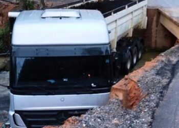 Caminhão cai em córrego na zona rural de Colatina após escorregar em curva estreita - Foto: Rede Social