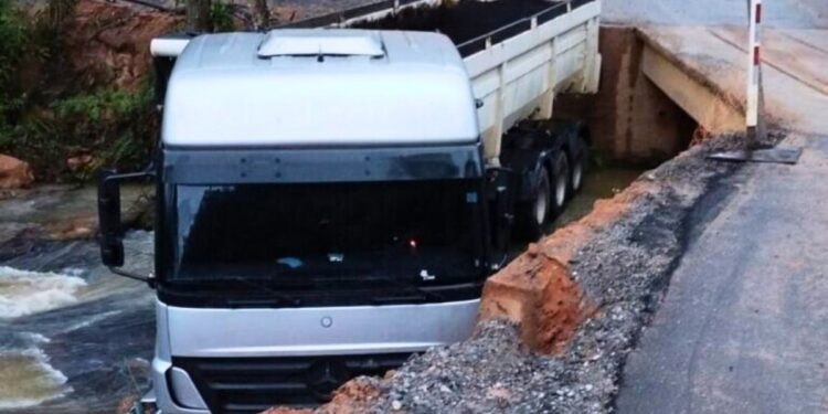 Caminhão cai em córrego na zona rural de Colatina após escorregar em curva estreita - Foto: Rede Social
