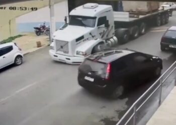 Vídeo impressionante: Roda de carreta atinge carro após soltar-se em Vila Pavão - Foto: Reprodução