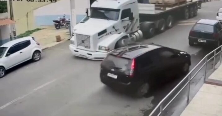 Vídeo impressionante: Roda de carreta atinge carro após soltar-se em Vila Pavão - Foto: Reprodução