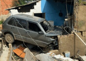 Veículo desce descontrolado e atinge imóvel. Moradores não estavam em casa no momento do acidente. Foto: reprodução.