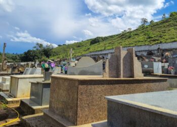 Mistério em Marilândia: ossos humanos em saco de adubo em cemitério - Foto: Imagem ilustrativa