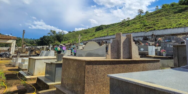 Mistério em Marilândia: ossos humanos em saco de adubo em cemitério - Foto: Imagem ilustrativa
