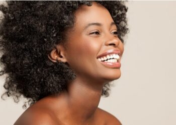 Transição capilar: mais do que estética, um ato de identidade e resistência - Foto: Foto iStock