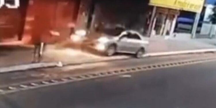 Vídeo | Carro descontrolado derruba em árvore no centro de Baixo Guandu - Foto: Reprodução