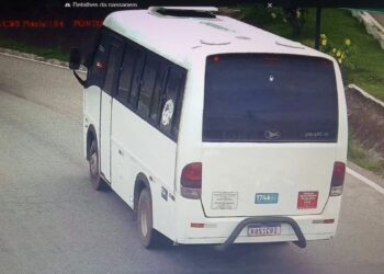 Cerco eletrônico registrou momento da passagem de micro-ônibus em Linhares. (Divulgação/Prefeitura de Linhares)