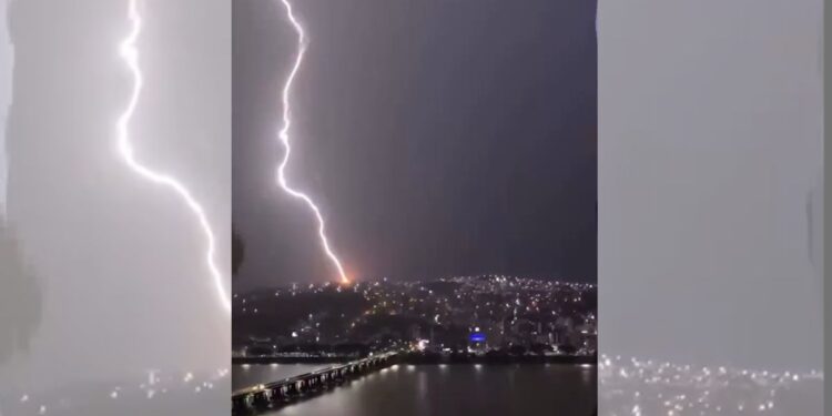 Morador de Colatina registra momento impressionante da queda de um raio; vídeo viraliza - Foto: Reprodução