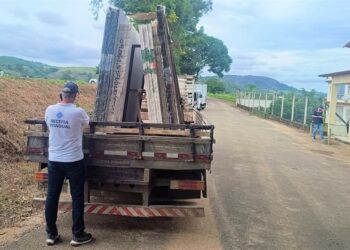 Auditores da Sefaz e PMES fiscalizam 70 caminhões no trevo Colatina–Marilândia e aplicam multas - Foto: Sefaz