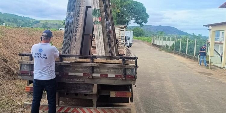 Auditores da Sefaz e PMES fiscalizam 70 caminhões no trevo Colatina–Marilândia e aplicam multas - Foto: Sefaz