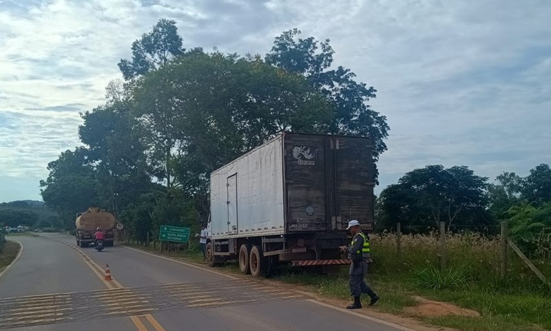 Auditores da Sefaz e PMES fiscalizam 70 caminhões no trevo Colatina–Marilândia e aplicam multas - Foto: Sefaz