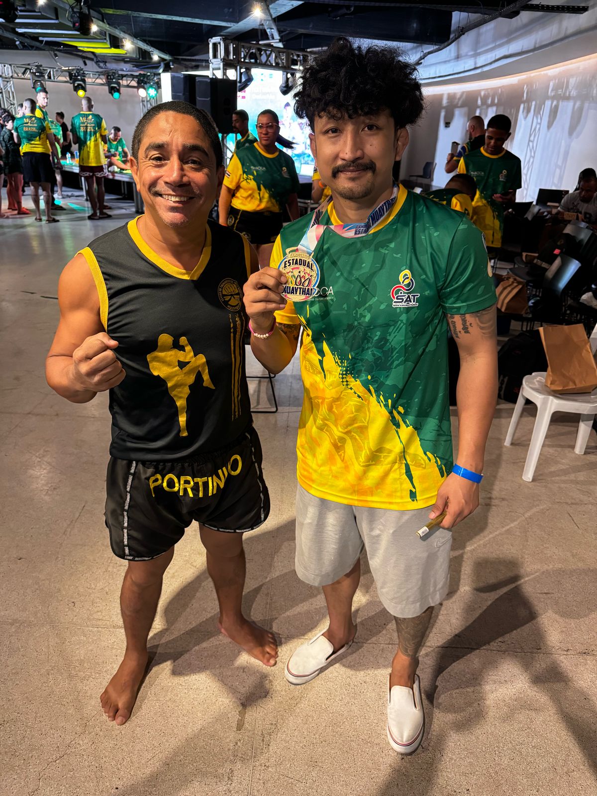 Treinador tailandês e atleta Pakorn - Foto: Divulgação