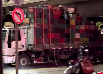 Carreta acima da altura permitida é flagrada e autuada na Ponte de Colatina - Foto: PMC