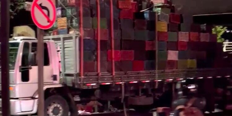 Carreta acima da altura permitida é flagrada e autuada na Ponte de Colatina - Foto: PMC