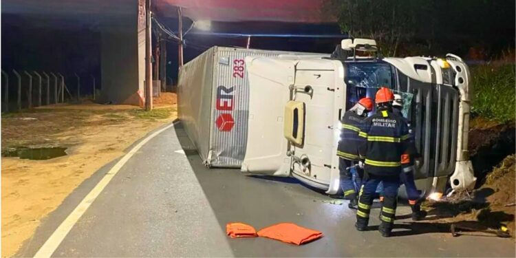 Caminhão carregado de fraldas tomba em Colatina e causa lentidão na ES-248 - Foto: Rede Social