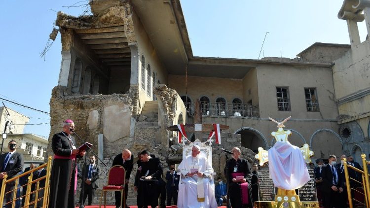 Papa Francisco entre os escombros de Mosul, viagem ao Iraque (2021) (Vatican Media)