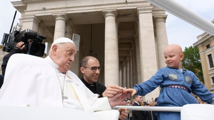Última passagem com o Papamóvel de Francisco na Praça São Pedro, após a Urbi et Orbi de ontem, 20 de abril de 2025, Domingo de Páscoa (Vatican Media)
