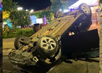 Acidente Santa Teresa: carro capota na Praça Augusto Ruschi - Foto: Rede Social