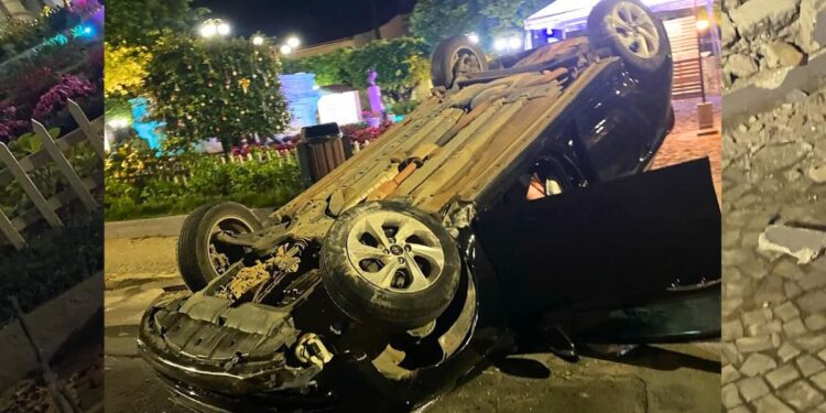 Acidente Santa Teresa: carro capota na Praça Augusto Ruschi - Foto: Rede Social