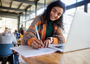 Com a tecnologia avançando e o estilo de vida mudando, a escolha entre ensino presencial e EAD nunca foi tão decisiva. Qual faz mais sentido para você? - Foto: Reprodução