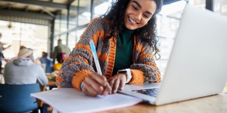 Com a tecnologia avançando e o estilo de vida mudando, a escolha entre ensino presencial e EAD nunca foi tão decisiva. Qual faz mais sentido para você? - Foto: Reprodução