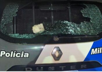 Colatina: vidro de viatura da PM é quebrado durante abordagem por causa de som alto - Foto: Reprodução