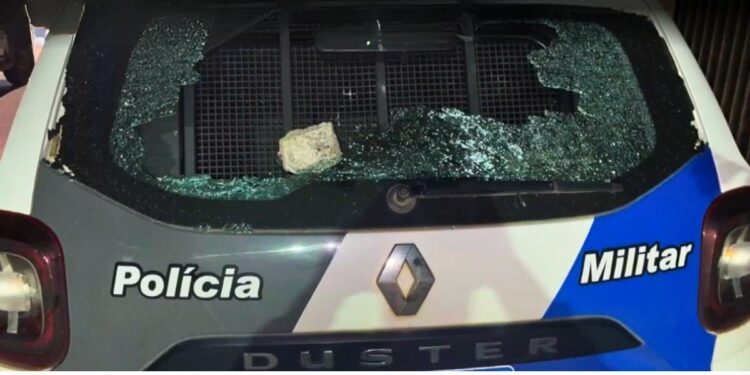 Colatina: vidro de viatura da PM é quebrado durante abordagem por causa de som alto - Foto: Reprodução