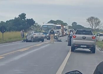 Acidente com três veículos interdita BR-101 em Linhares e deixa feridos - Foto: Rede Social