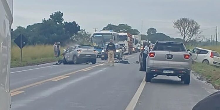 Acidente com três veículos interdita BR-101 em Linhares e deixa feridos - Foto: Rede Social