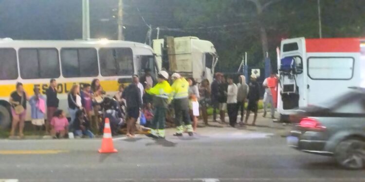 Motorista morre após colisão entre ônibus e carreta na BR-101 em Sooretama - Foto: Rede Social