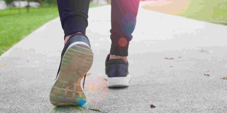 Caminhada diária de 7 mil passos ajuda a prevenir 13 tipos de câncer, revela estudo - Foto: Freepik