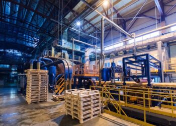 Iluminação industrial vira aliada crucial na prevenção de acidentes de trabalho - Foto: Freepik