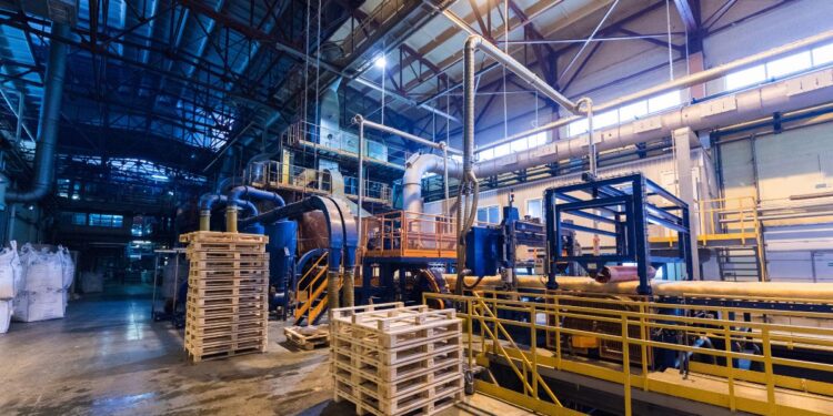 Iluminação industrial vira aliada crucial na prevenção de acidentes de trabalho - Foto: Freepik