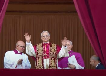 Fumaça branca no Vaticano: Cardeal Robert Prevost é eleito novo papa e adota o nome de Leão XIX - Foto: Reprodução
