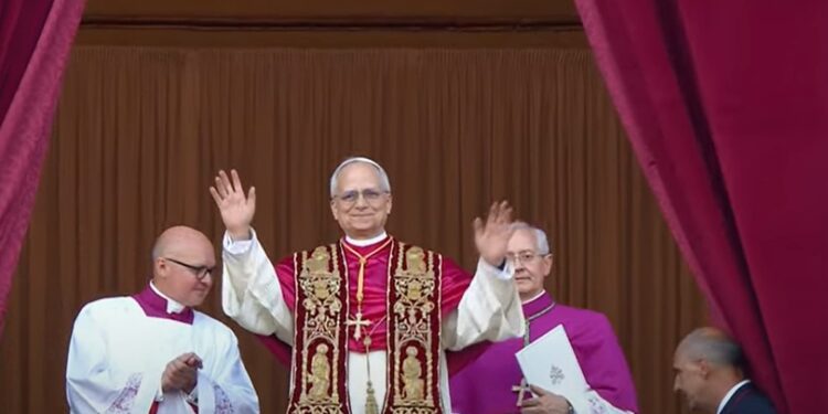 Fumaça branca no Vaticano: Cardeal Robert Prevost é eleito novo papa e adota o nome de Leão XIX - Foto: Reprodução