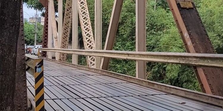 Colatina, ponte de ferro, passarela interditada, reforma, segurança, mobilidade urbana, estrutura metálica - Foto: PMC