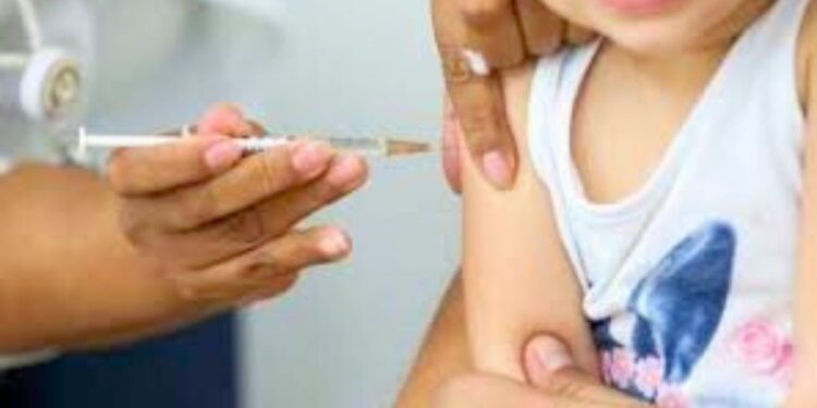 Com mais de 4,6 mil doses aplicadas nas instituições de ensino, campanha quer ampliar a cobertura vacinal de crianças e adolescentes com até 15 anos.