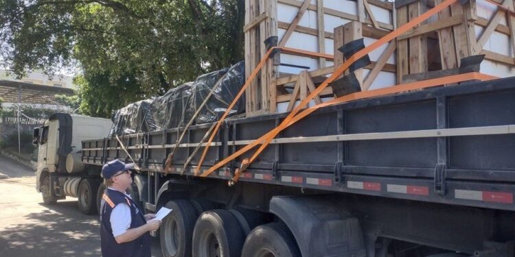 Sefaz fiscaliza 60 caminhões em Colatina e autua R$ 57,8 mil em irregularidades - Foto: Sefaz