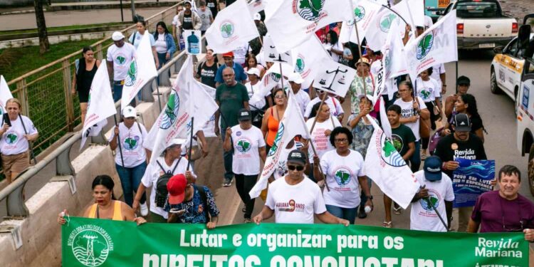 Atingidos por barragens realizam ato em frente ao TRF 6, em Belo Horizonte - Foto: MAB