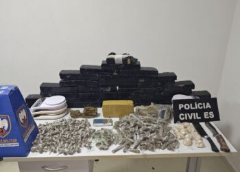 Ação conjunta da Polícia Civil e Militar, com apoio da patrulha K9, localizou o esconderijo em área de mata usada pelo tráfico. - Foto: PCES