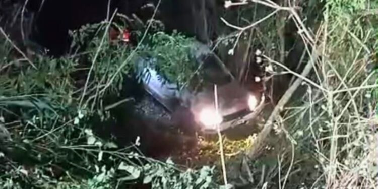 Corpo de Bombeiros realiza resgate após veículo despencar em ribanceira na ES-248, em Colatina - Foto: Rede Social