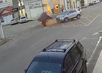 Carro capota e deixa ferido após colisão em Linhares - Foto: Reprodução